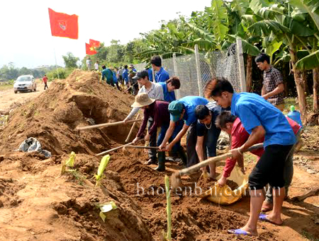 Thanh niên tình nguyện tham gia xây dựng đường vành đai thị xã Nghĩa Lộ.